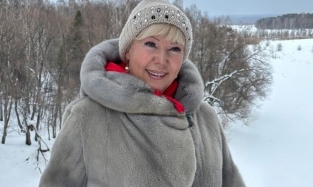 В очаровательном меховом пальто-тюльпан отправилась в Окунево Татьяна Семикина
