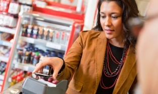 В Год Дракона россияне предпочитают делать покупки вживую