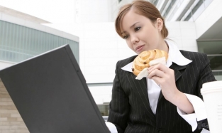 Врач: хочешь быть стройняшкой — не ешь за рабочим столом
