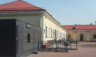 В популярном у туристов месте Омска,  наконец,  установили туалет