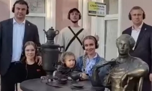 Хоценко с семьей прогулялся по Омску с «комментариями» Достоевского 