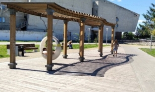 Докачались: качели-кольца у Омского музтеатра уберут