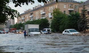 Омичи должны успокоиться: не только Омск тонет во время дождя