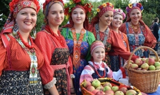 Омичей приглашают отметить яблочный спас на "Васином хуторе"  