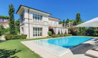 На виллу в Италии 46-летней Елены Зеленской не нашлось охотников