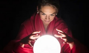 Свет мой, зеркальце, скажи: в России бум интереса к услугам гадалок и психологов