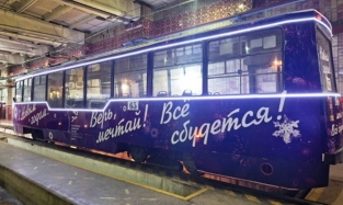 На омские улицы вышли новогодние трамваи  