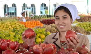 Омичей "забросают" узбекскими фруктами