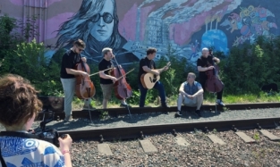 Виолончелисты из оркестра Спивакова записали клип на песню Летова в Омске