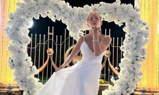 Звезда Омского музтеатра озадачила фото в белом платье