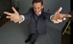 Омский юморист Сергей Дроботенко показал посвежевшую экс-ведущую "Аншлага"