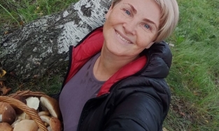 Без макияжа, но зато с грибами: главный омский библиотекарь побывала на «тихой охоте» 