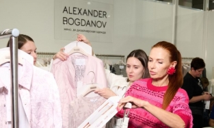 Судзиловская, Безрукова и Бледанс были замечены на стенде омского дизайнера Богданова