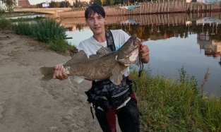 Рыбацкое счастье: гигантский улов омича прямо в центре города