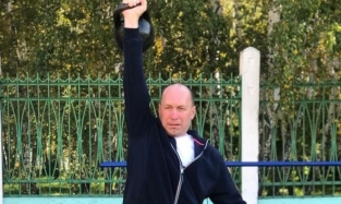 Глава администрации Октябрьского округа Омска продемонстрировал силушку богатырскую