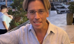 Как новогодняя елка: "обручалку" Максим Галкин* заменил обилием украшений