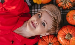 То в тыквах, то в лесу: главный омский библиотекарь встретила осень