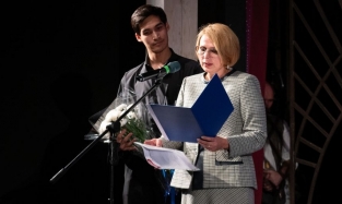 Новый глава союза местных профи Мельпомены появилась вместе с молодым красавцем