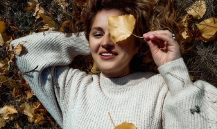 Звезда Омской филармонии поймала последние теплые деньки (ФОТО)