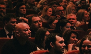 Двумя аншлагами в Омске начал «Большие гастроли» в Сибири театр Никиты Михалкова