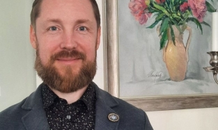 Поднос на лацкане: экс-сотрудник омского музея Врубеля презентует авторские броши