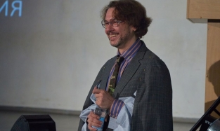 Образ дня: кудри, сапоги-«казаки» и пиджак-«крылатка»