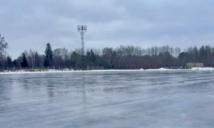 В Омске, вопреки погоде, залили ледяной каток у СК «Юность» 