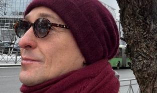 Сергей Безруков в стильных очках насладился омским снегом