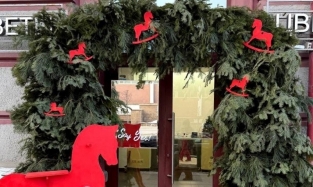 Новогодний бой: омские бизнесмены к празднику украшают офисы и магазины