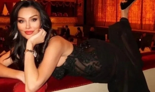 Скандал на втором федеральном ТВ: ведущая почти в неглиже возлежит в Большом театре