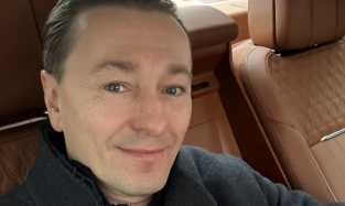 Маска я тебе знаю: с успехом выступивший в Омске Безруков судится с бизнесвумен