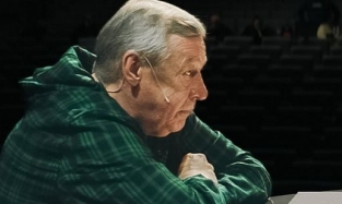 Из-за колючки на сцену: у Михаила Ефремова премьера в театре Михалкова