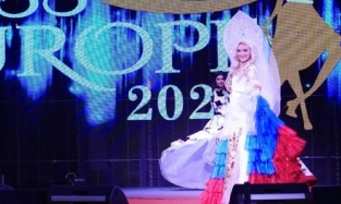 Дочь мороженщицы из Омска покоряла иностранцев триколором и кокошником