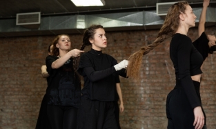 Сорокаметровая коса появится в новом спектакле Омского ТЮЗа