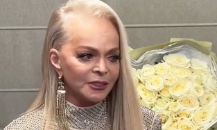У Ларисы Долиной снова дела с адвокатом: он ее в театр позвал