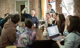 В Омском ТЮЗе ставят спектакль о сумасшедшем учителе