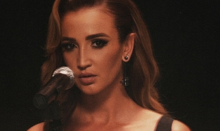 Ольга Бузова призналась, что даже когда загорает, отдает приказы