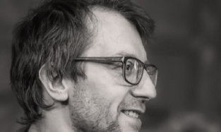 Вацлав Дембовский, режиссер Омской драмы: "У каждого есть мама. У каждого возникает проблема ухода ребенка"