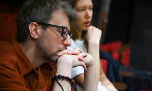 Вацлав Дембовский, режиссер Омской драмы: "У каждого есть мама. У каждого возникает проблема ухода ребенка"
