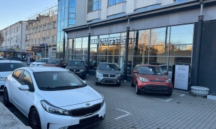 Пустующий крупный автосалон в центре Омска сдают в аренду