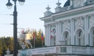 Два по цене одного: "Горе от ума" открыло гастроли красноярской Драмы в Омске