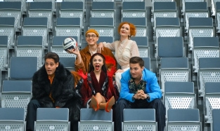 Омская драма болеет за ФК "Иртыш": актеры сделали фотосессию на стадионе, футболисты - в театре (ФОТО)