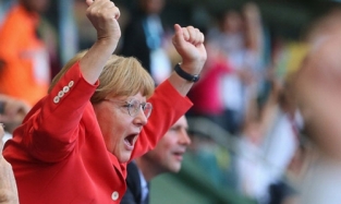 Ангела Меркель сделала селфи со сборной Германии