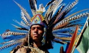 Индейцы из Эквадора закупаются в омских магазинах