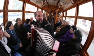 В омских трамваях будут исполнять живую музыку