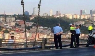 Полицейский сделал «селфи» на фоне моста с самоубийцей