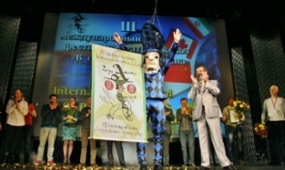 На фестивале «Арлекин» в Омске рулил кукольный Гоголь