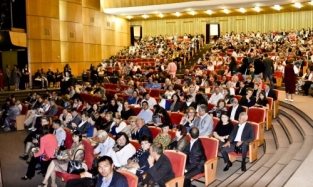 Кричали женщины: ура! И в воздух чепчики бросали