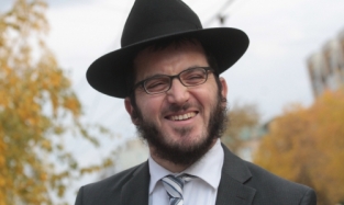 Раввин Ашер первым делом сообщил радостную новость жене