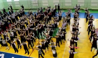 В Омске ученики 24 школы устроили массовый танцевальный флешмоб 